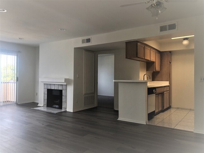 2BR, 2BA -950 - - 22501 Del Valle