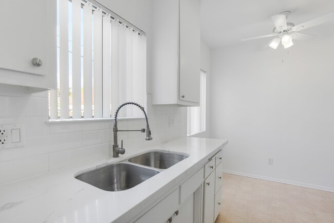 Photo - 323 E Chestnut St