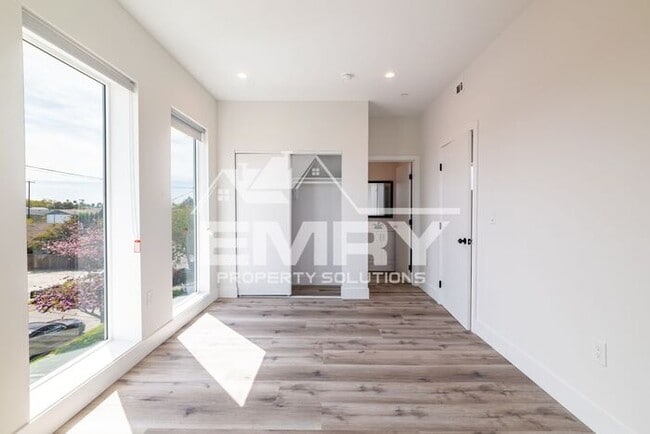 Photo - Student Accommodation Los Angeles CA 90018