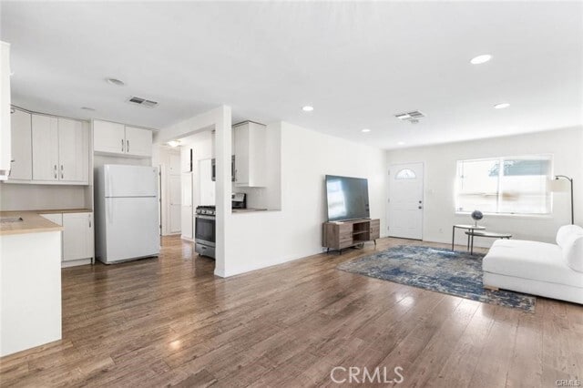 Photo - 8827 Sylmar Ave