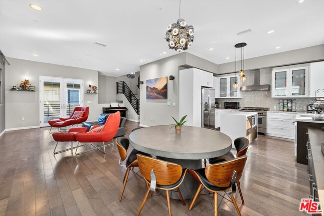 Building Photo - 5933 W Luna Park