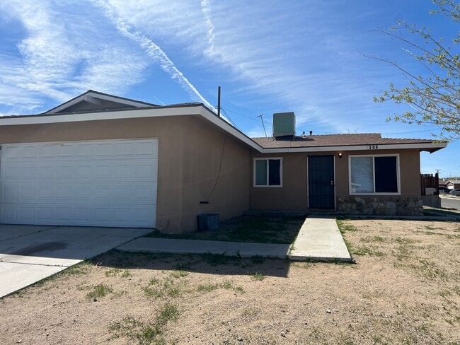 Building Photo - 3 Bedroom 2 Bathroom House with 2 Car Garage
