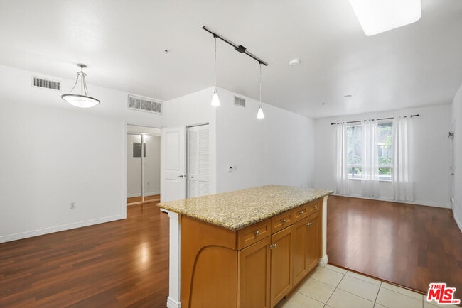 Building Photo - 100 S Alameda St Unit 115