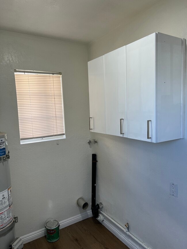 Laundry Hookup - 621 S Sierra Vista Ave