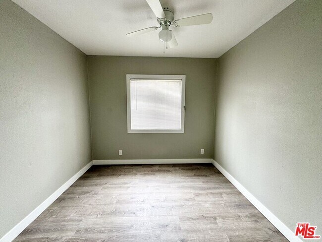 Photo - 1048 W 62nd St