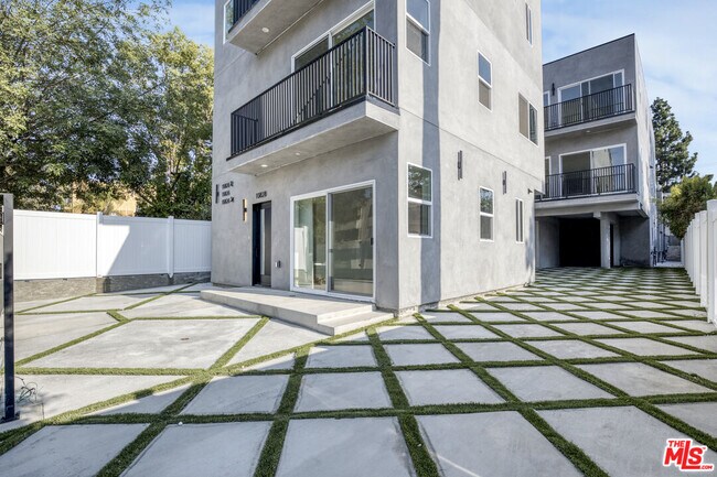 Photo - 10826 3/4-10824 Hesby St