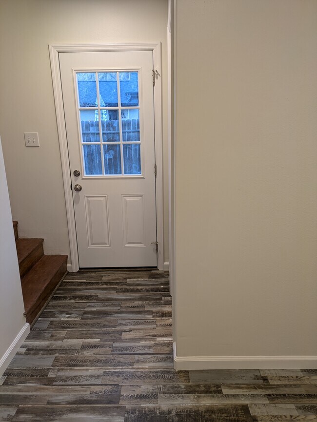 Entry - 468 Gay Dr Unit Studio