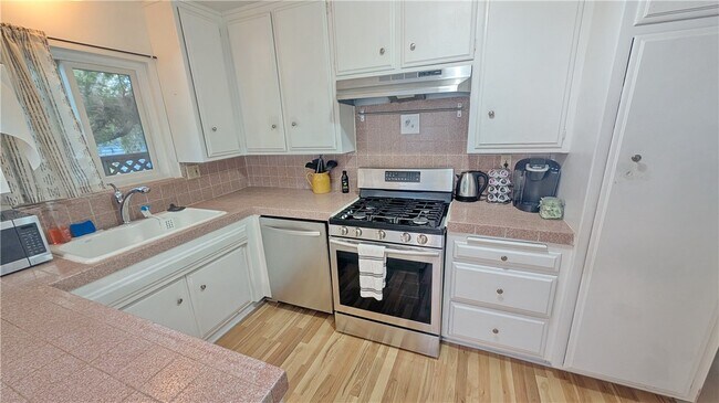 Photo - 24438 Ward St