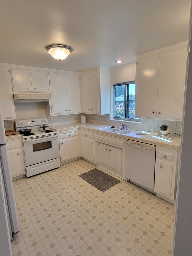 Building Photo - 2302 E 2nd St Unit 2E