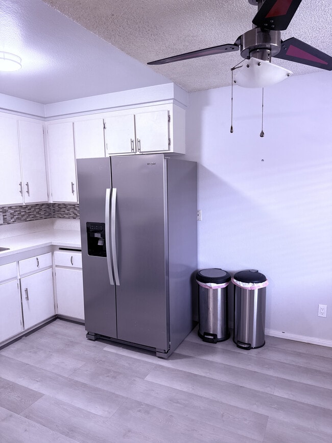 Kitchen - 4700 Clair del Ave Unit 651