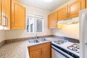 1BR, 1BA - 575SF - Kitchen - Chateau Regent Apartments