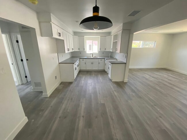 Building Photo - 150 N Roberto Ave Unit 146 ROBERTO