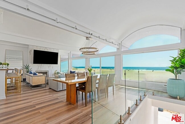 Building Photo - 3806 Ocean Front Walk Unit 2 Rental