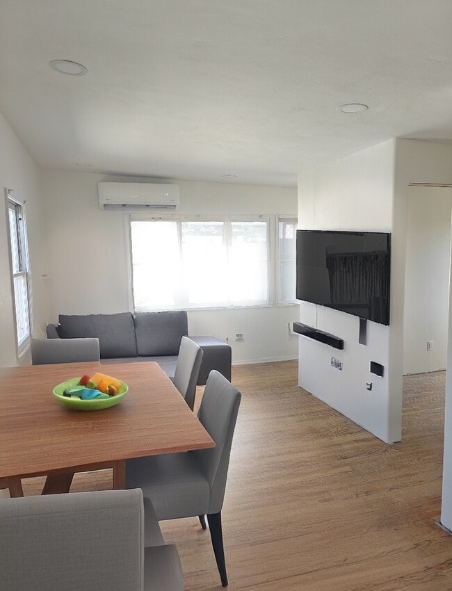 Building Photo - 3235 Mulberry St Unit 4