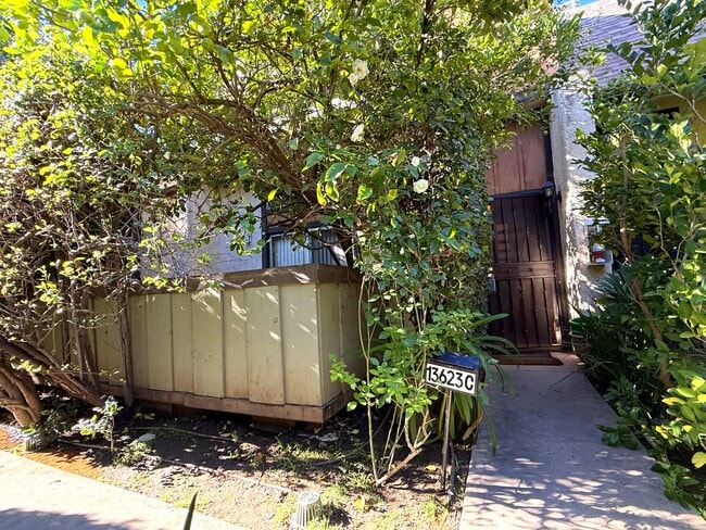 Building Photo - 13623 Valerio St