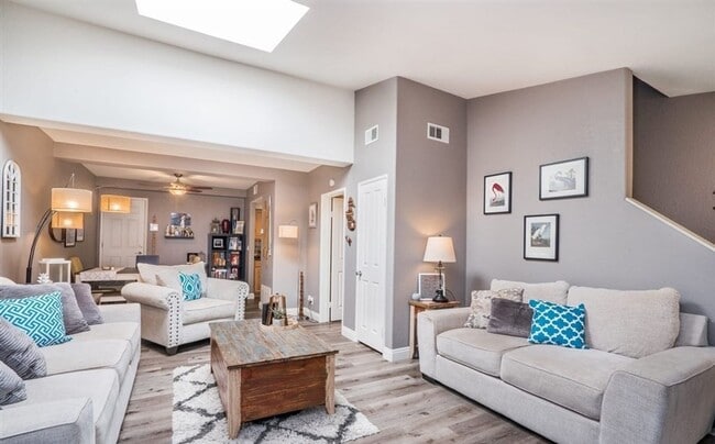 Building Photo - 2 Bedroom 2.5 Bathroom Townhome in Imperial Beach available NOW