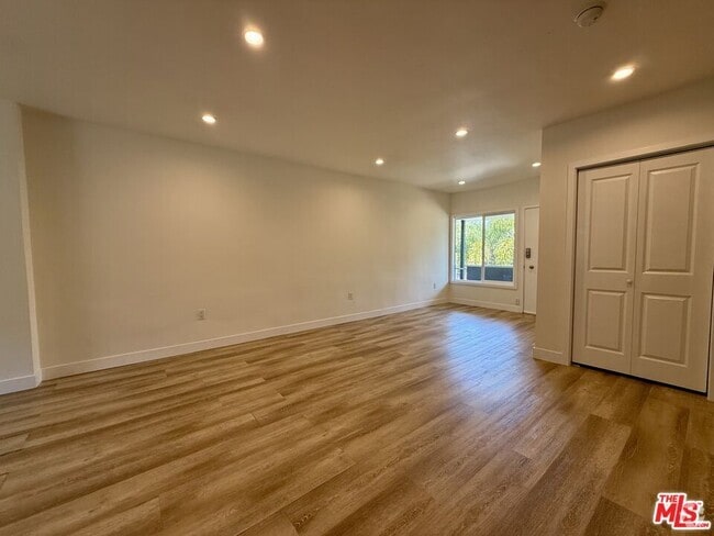Building Photo - 6350 Willoughby Ave Unit 9 Rental