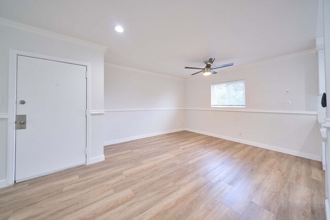 Photo - 6335 Whitsett Ave Unit 19