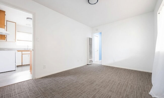 Photo - Beautiful Detached 1 Bedroom Home in Lakeside!