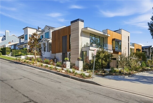 Photo - 400 Heliotrope Ave