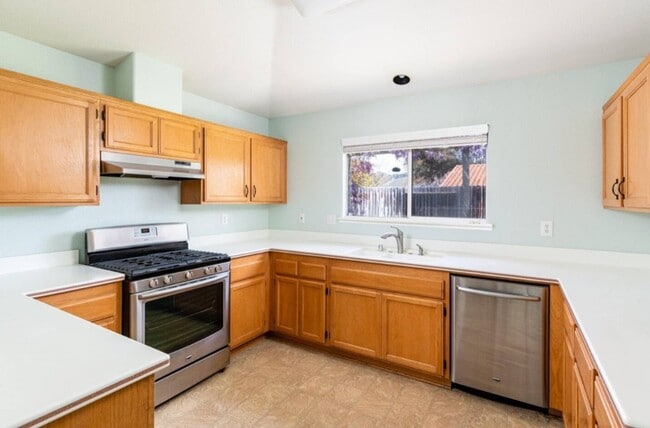 Photo - 475 Heritage Ln