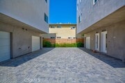 Photo - 1/2-11632 Burbank Blvd