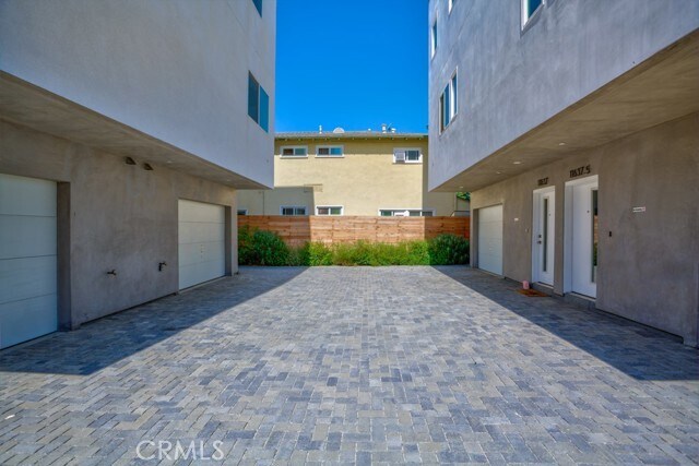 Photo - 1/2-11632 Burbank Blvd