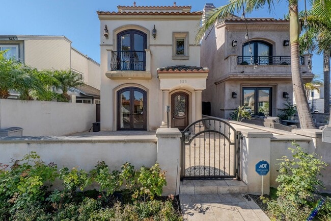 Building Photo - Downtown Huntington Beach