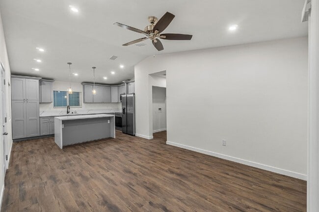 Photo - Up to $1400 off 1st month!! Vista - 3 bed/...