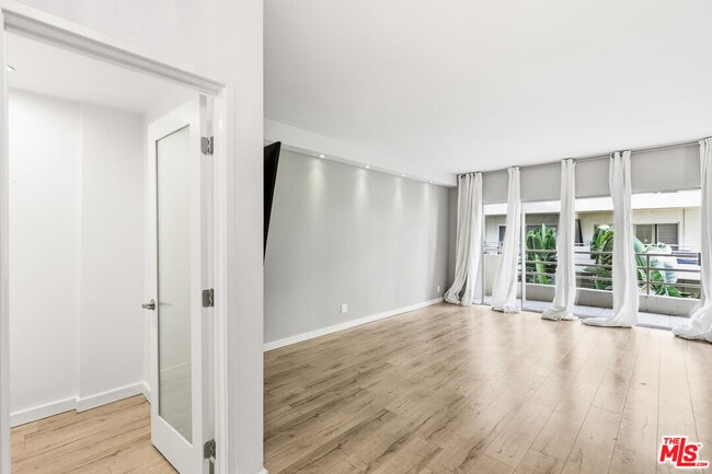 Building Photo - 1131 Alta Loma Rd Unit 306