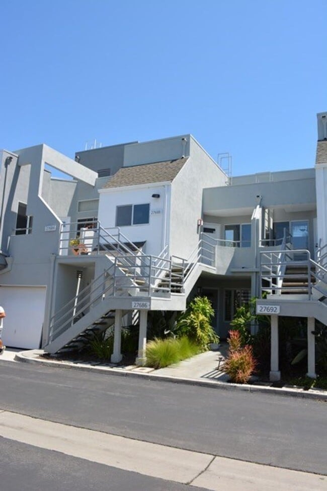 BEAUTIFUL "HILLCREST VILLAGE" CONDOMINIUM... - BEAUTIFUL "HILLCREST VILLAGE" CONDOMINIUM...