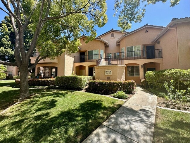 Building Photo - Spacious 2BD Condo with a garage!