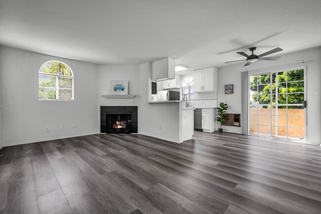 Building Photo - 2400 Walnut Ave Unit #6