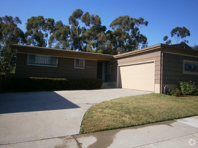 Building Photo - 3 Bedrooms/2 Bathrooms Single Story Home i...