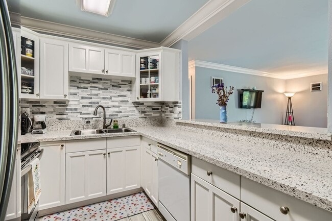 Building Photo - Renovated 3-Bed Condo with In-Unit Laundry, Garage & Pool