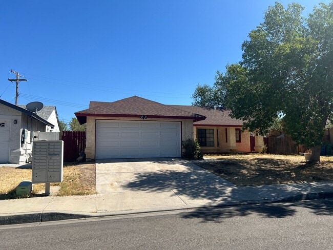 Building Photo - West Lancaster 3 Bedroom Home