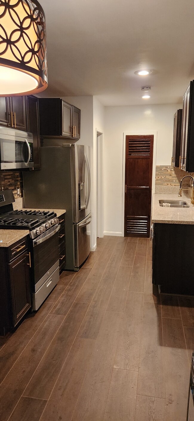 Building Photo - 8233 Crenshaw Blvd Unit 8235