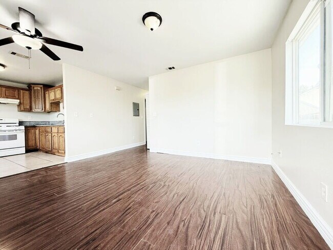 Photo - 844 W 54th St