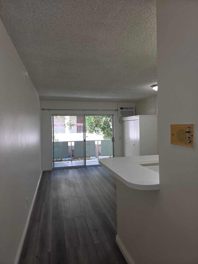 Building Photo - 160 S El Molino Ave Unit 103