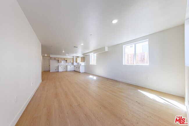 Photo - 1652 Murchison St