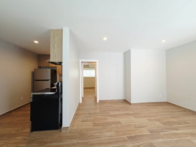 Building Photo - 20301 Cohasset St Unit 5