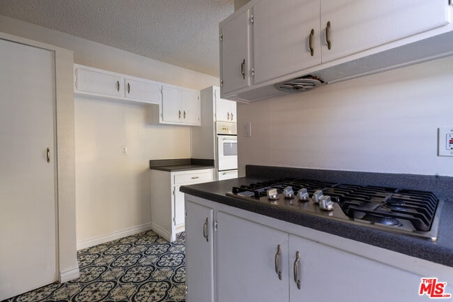 Building Photo - 11133 Rose Ave Unit 3