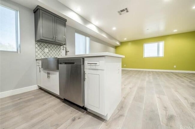 Building Photo - 4820 St Charles Pl Unit 1/4