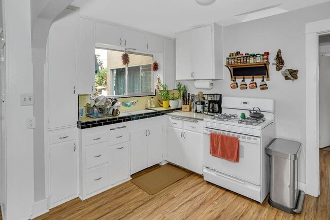 Photo - Adorable cottage in Ocean Beach!