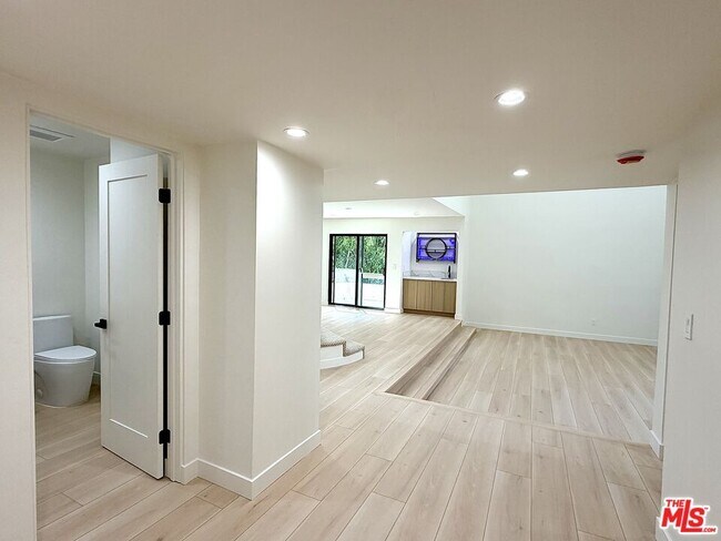 Photo - 5237 Newcastle Ave Unit 305