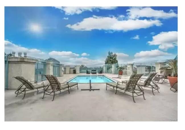 Building Photo - 640 W 4th St Unit 107