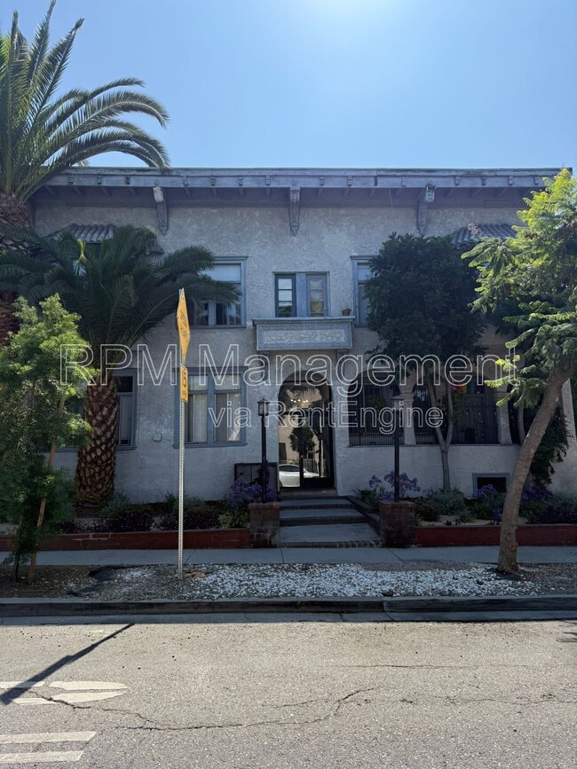 Building Photo - 1114 N Poinsettia Pl Rental