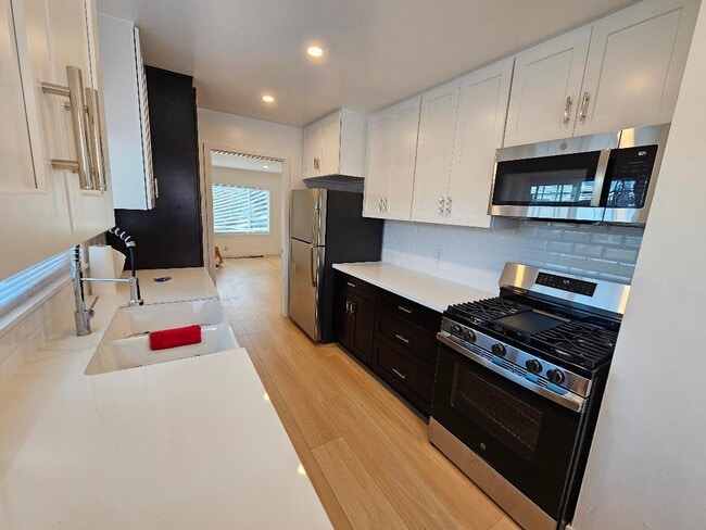 Photo - 529 W 47th St