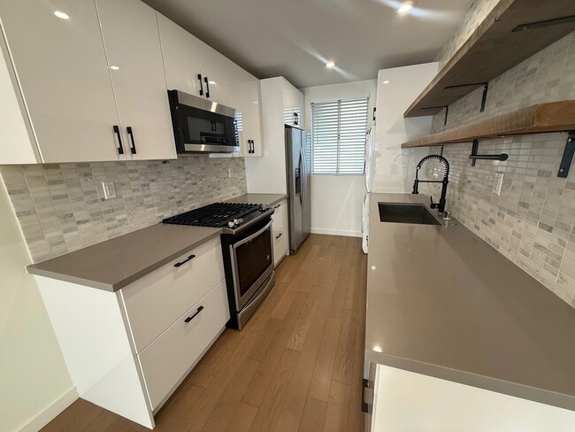 Building Photo - 850 2nd St