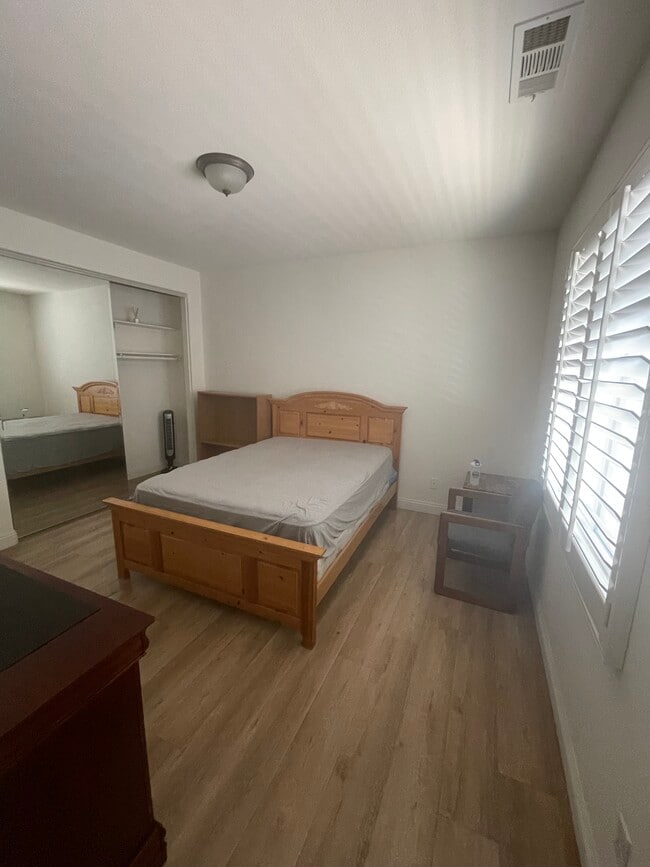 Building Photo - 14925 Shoreham St